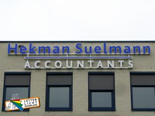 Verlichte geveltekst met LED verlichting